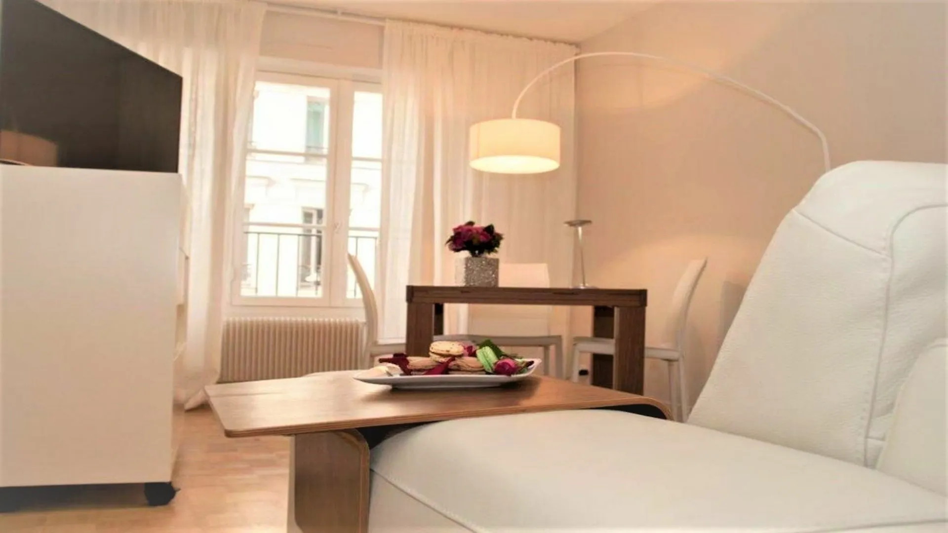 55 M2 With Balcony In The 6th Arrondiss. Apartment Paris