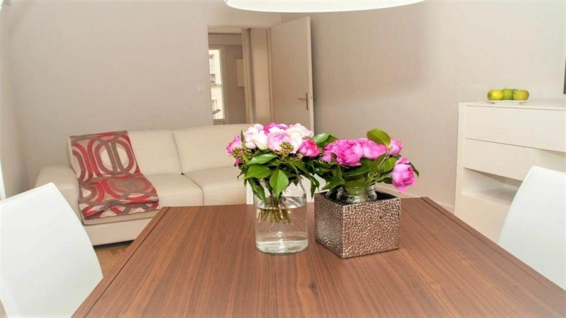 アパート 55 M2 With Balcony In The 6th Arrondiss. *